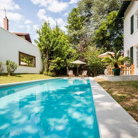 Villa Sleeps 10 Pool Wifi